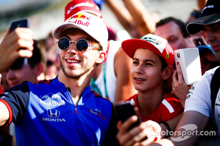 Pierre Gasly, Toro Rosso, firma un autógrafo para los fanáticos