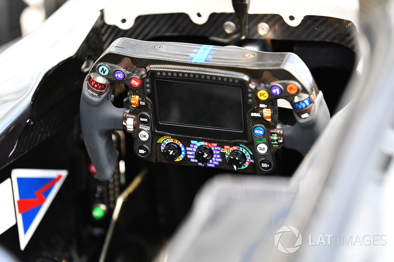 Mercedes-AMG F1 W09, kormány