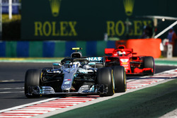 Valtteri Bottas, Mercedes AMG F1 W09 et Sebastian Vettel, Ferrari SF71H