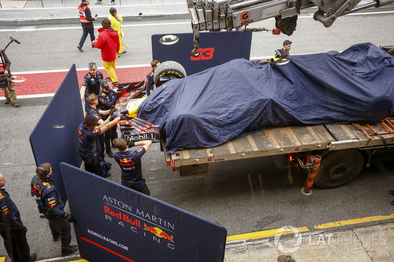 La Red Bull Racing RB14 di Max Verstappen viene riportata ai box