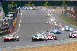 Start: #8 Toyota Gazoo Racing Toyota TS050: Sébastien Buemi, Kazuki Nakajima, Fernando Alonso leidt