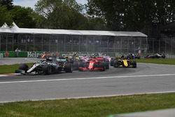 Lewis Hamilton, Mercedes-AMG F1 W09 on lap one