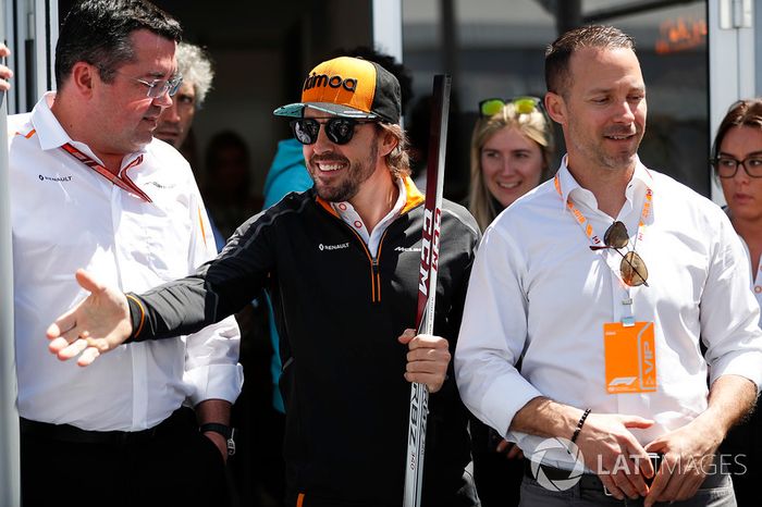 Eric Boullier, Racing Director, McLaren, y Fernando Alonso, McLaren, conocen a jugadores de hockey