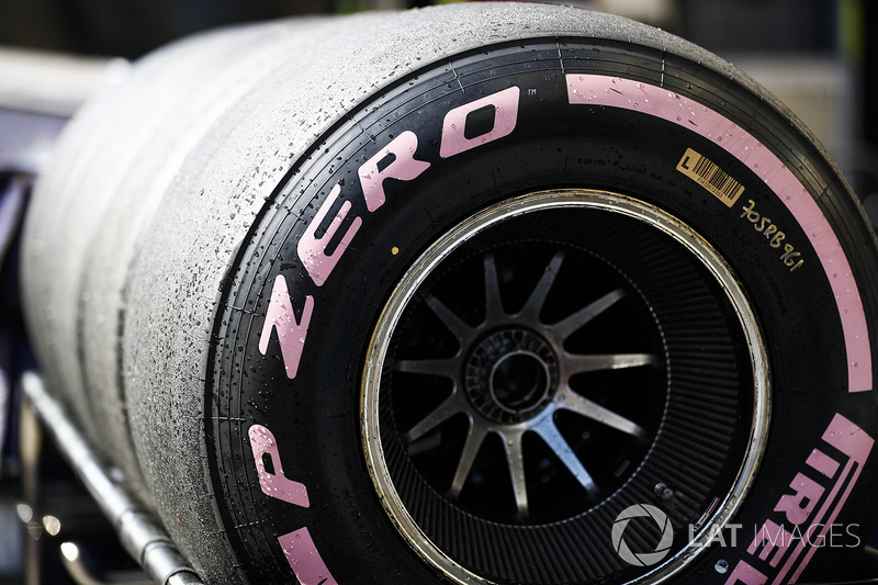 Un pneu Pirelli hypertendre rose