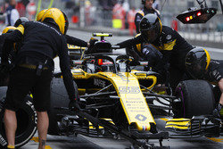 Carlos Sainz Jr., Renault Sport F1 Team R.S. 18, au stand