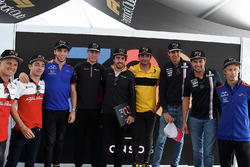 Fernando Alonso, McLaren celebrates his 300th GP with Marcus Ericsson, Sauber, Charles Leclerc, Saub