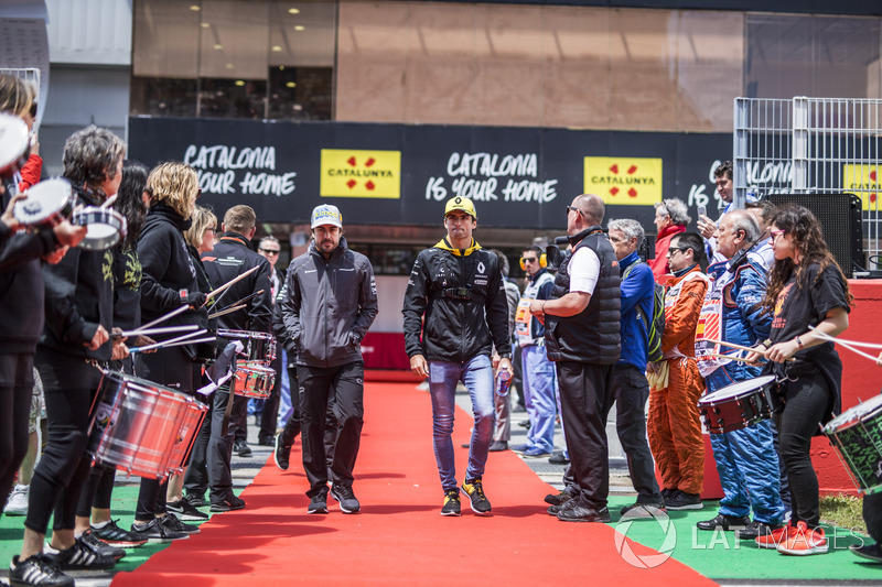 Fernando Alonso, McLaren and Carlos Sainz Jr., Renault Sport F1 Team on the drivers parade