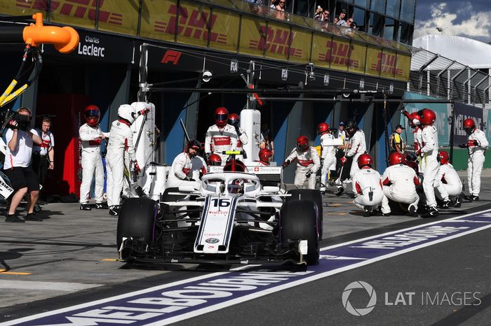 Charles Leclerc, Sauber C37 pit stop