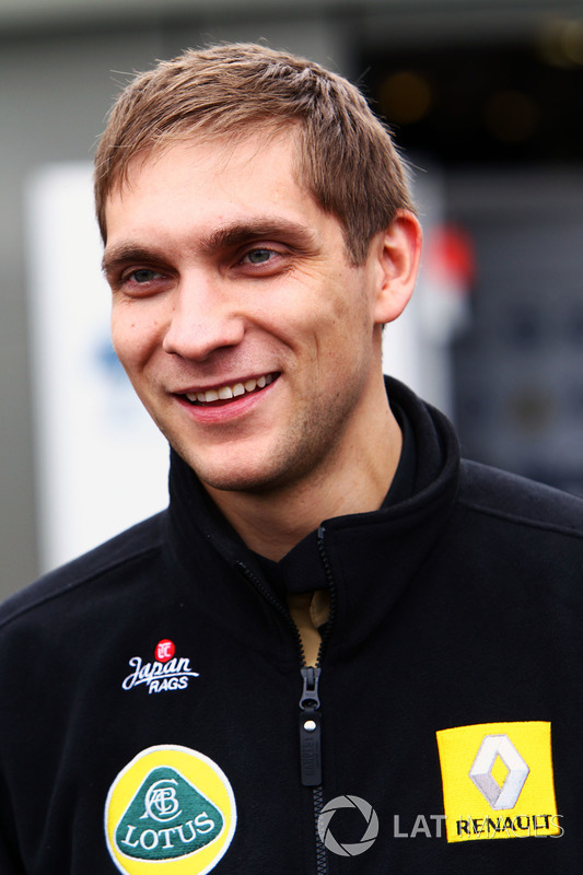 Но в 2011 году Кими посвящал свое время WRC и NASCAR, а в Renault выступали Виталий Петров...