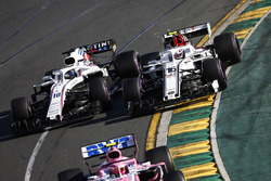 Esteban Ocon, Force India VJM11 Mercedes, devant Charles Leclerc, Sauber C37 Ferrari, et Lance Stroll, Williams FW41 Mercedes