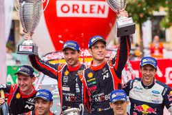 Podium: ganadore, Thierry Neuville, Nicolas Gilsoul, Hyundai Motorsport, segundo, Hayden Paddon, Seb