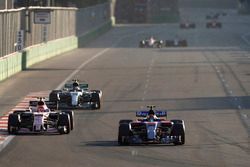 Carlos Sainz Jr., Scuderia Toro Rosso STR12, Esteban Ocon, Sahara Force India F1 VJM10 y Valtteri Bo