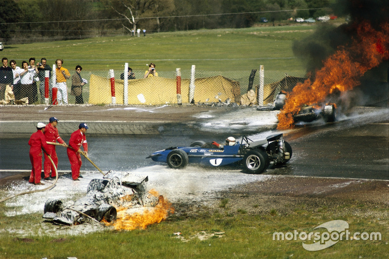 Аварія BRM Джекі Олівера та Ferrari Жакі Ікса. Повз проїжджає Джекі Стюарт