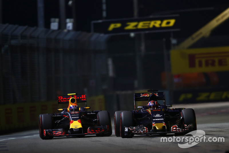 Max Verstappen, Red Bull Racing RB12 vecht met Daniil Kvyat, Toro Rosso STR11