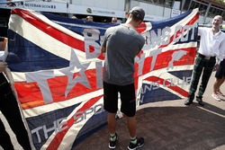 Jenson Button, McLaren, schreibt Autogramme