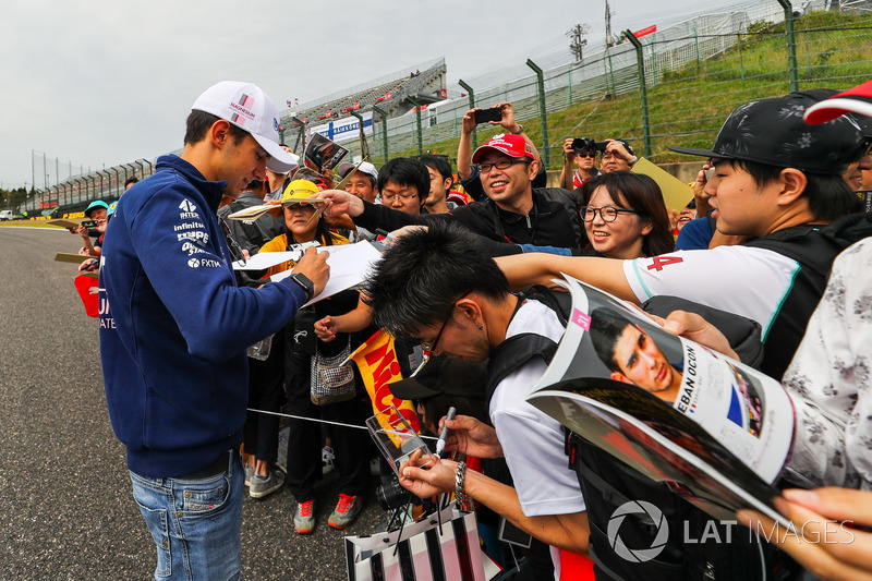 Esteban Ocon, Sahara Force India F1 signs autographs for the fans