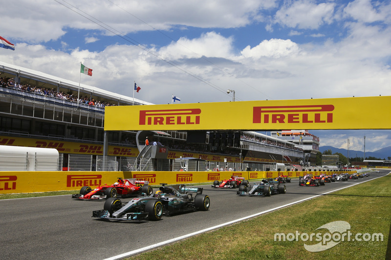 Lewis Hamilton, Mercedes AMG F1 W08, Sebastian Vettel, Ferrari SF70H,al inicio