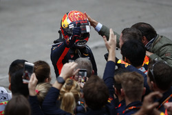 Max Verstappen, Red Bull Racing, fête sa victoire dans le parc fermé