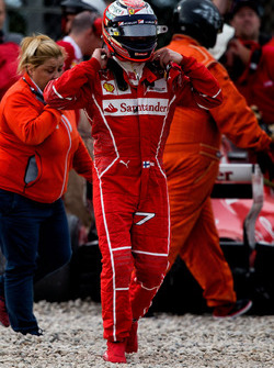 Kimi Raikkonen, Ferrari, sorti de sa SF70H après son accident