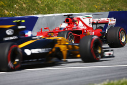 Sebastian Vettel, Ferrari SF70H, Jolyon Palmer'ın önünde spin atıyor, Renault Sport F1 Team RS17
