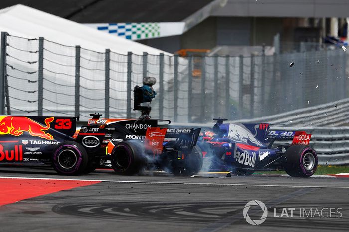 Daniil Kvyat, Scuderia Toro Rosso STR12 choca con Fernando Alonso, McLaren MCL32