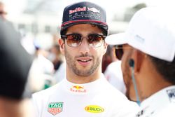 Daniel Ricciardo, Red Bull Racing, con Lewis Hamilton, Mercedes AMG