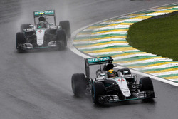 Льюїс Хемілтон, Mercedes AMG F1 W07 Hybrid випереджає свого товариша по команді Ніко Росберг, Merced