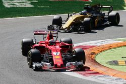 Kimi Raikkonen, Ferrari SF70H, Jolyon Palmer, Renault Sport F1 Team RS17