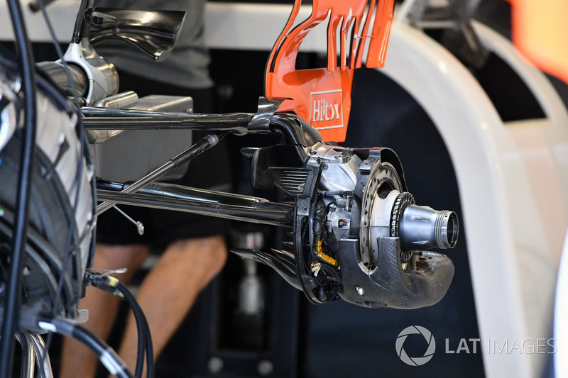 McLaren MCL32 detalle del eje de rueda trasera