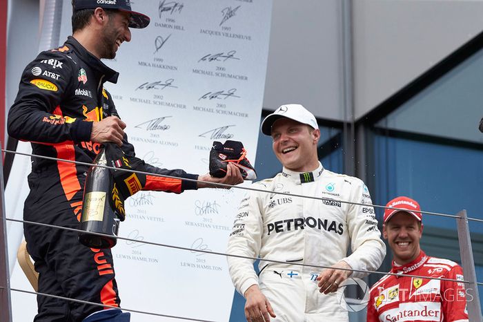 Ricciardo fue tercero en Austria 2017 y le ofreció a Valtteri Bottas, el ganador, beber