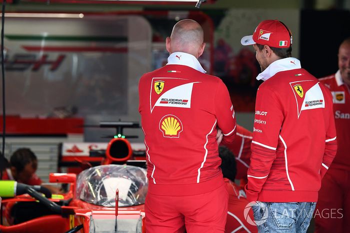 Sebastian Vettel, Ferrari observa el Ferrari SF70H con el escudo de la cabina