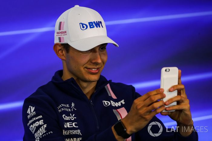 Esteban Ocon, Sahara Force India F1 en la Conferencia de prensa con un teléfono