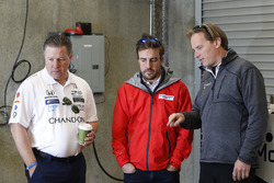 Zak Brown, McLaren-Chef; Fernando Alonso, Andretti Autosport, Honda; Eric Bretzman, Andretti Autosport, Renningenieur