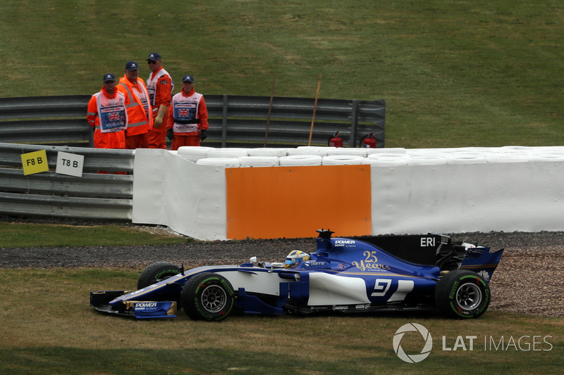 Marcus Ericsson, Sauber C36 çakıl havuzunda