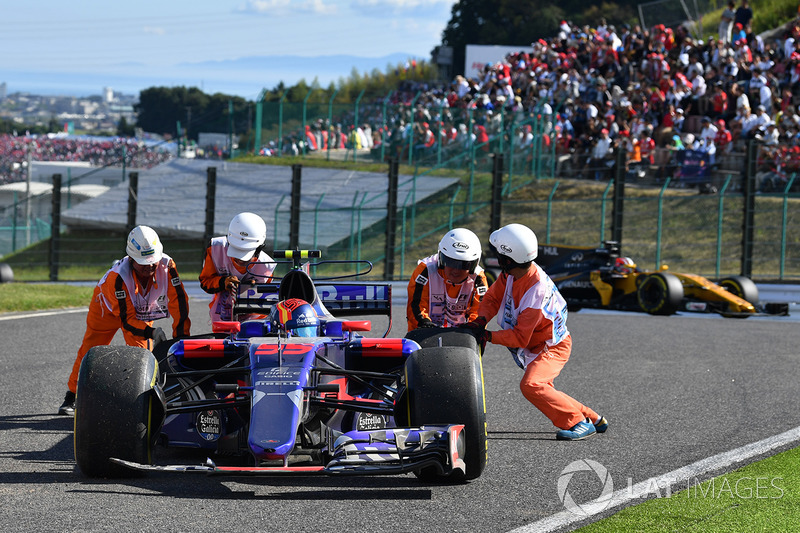 Carlos Sainz Jr., Scuderia Toro Rosso STR12, si ritira dalla gara