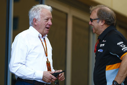 Charlie Whiting, Director de carrera FIA, FIA, con Bob Fernley, Director Adjunto, Force India