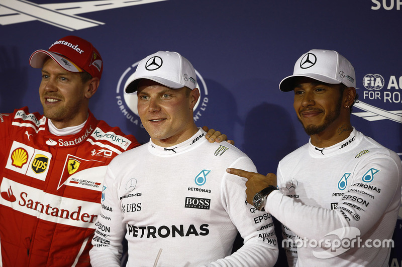 Обладатель поул-позиции Валттери Боттас, Mercedes AMG F1, второе место – Льюис Хэмилтон, Mercedes AMG F1, Себастьян Феттель, Ferrari, – третье место