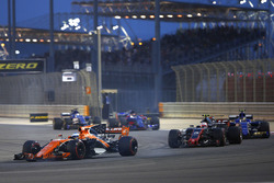Fernando Alonso, McLaren MCL32, devance Kevin Magnussen, Haas F1 Team VF-17, et Pascal Wehrlein, Sauber C36-Ferrari