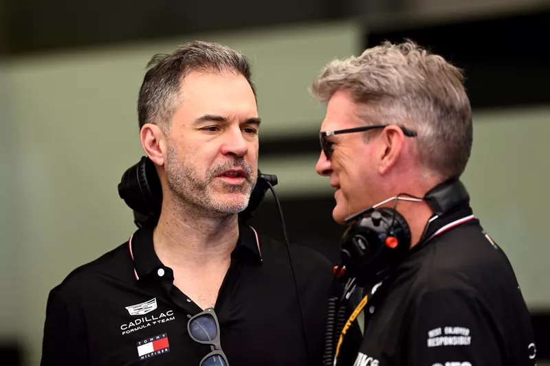 Marc Hynes, directeur de course de l'écurie Cadillac F1, Graeme Lowdon, directeur de l'écurie Cadillac F1