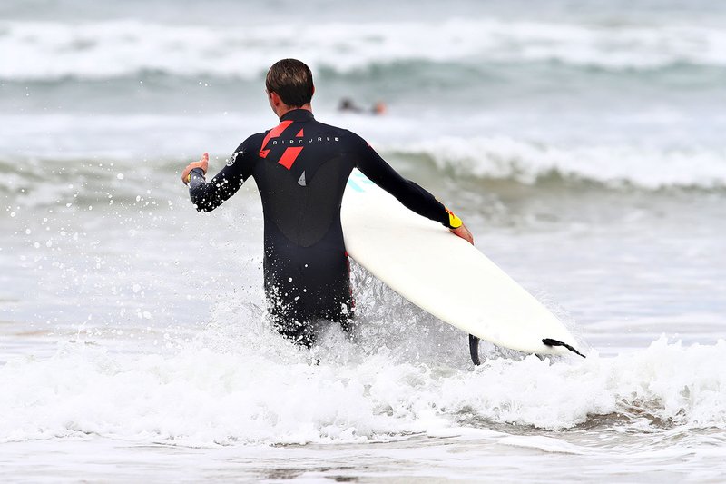 Pierre Gasly, Red Bull Racing goes surfing with surf legend Mick Fanning