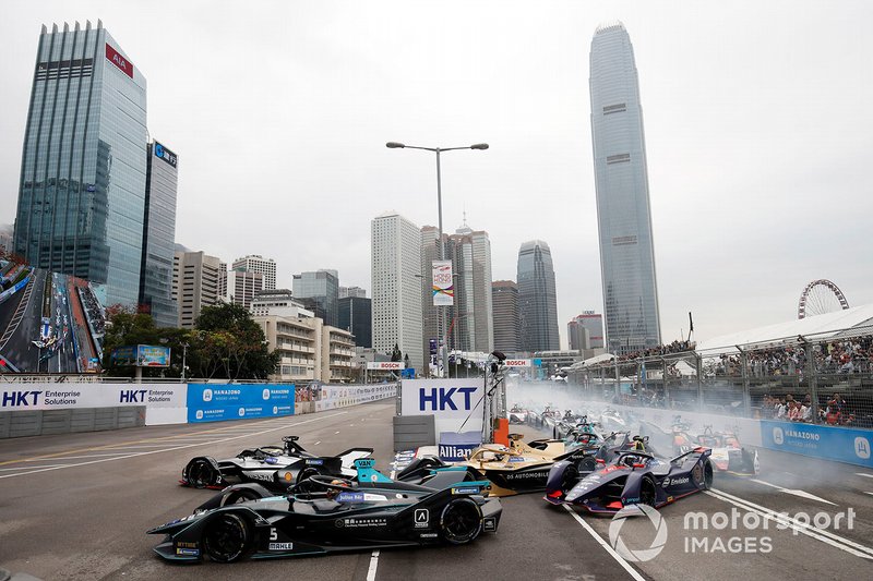 Oliver Rowland adelanta a Stoffel Vandoorne en la salida
