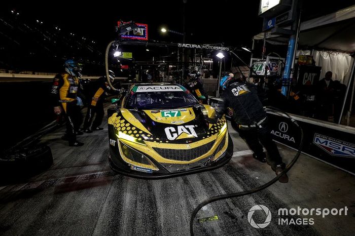 #57 Meyer Shank Racing w/ Curb-Agajanian Acura NSX GT3, GTD: Katherine Legge, Ana Beatriz, Simona De Silvestro, Christina Nielsen, pit stop