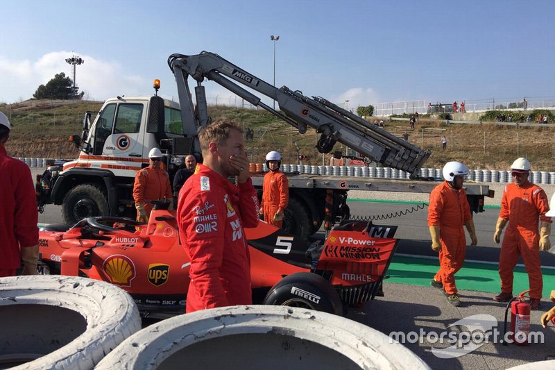 Sebastian Vettel, Ferrari SF90, dopo lo stop a bordo pista