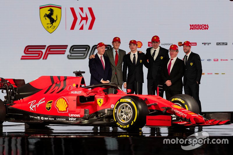 Charles Leclerc, Ferrari, Sebastian Vettel, Ferrari con i membri del team Ferrari