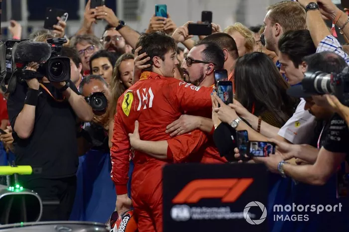 Charles Leclerc, Ferrari, con el equipo
