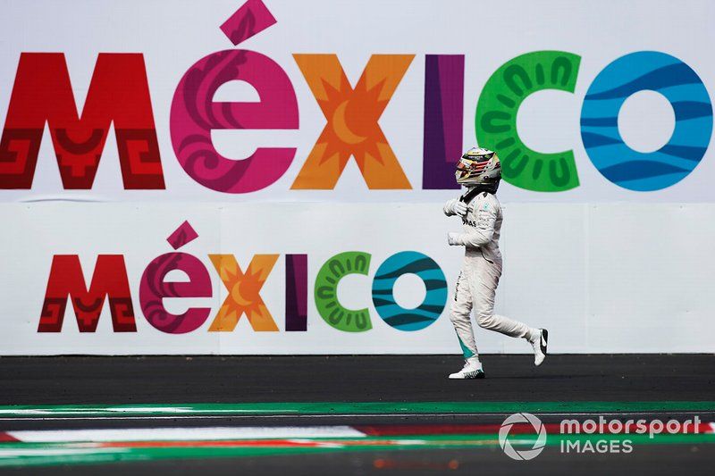 Lewis Hamilton, Mercedes AMG, 1ª Posición, celebra a su llegada al Parque Ferme