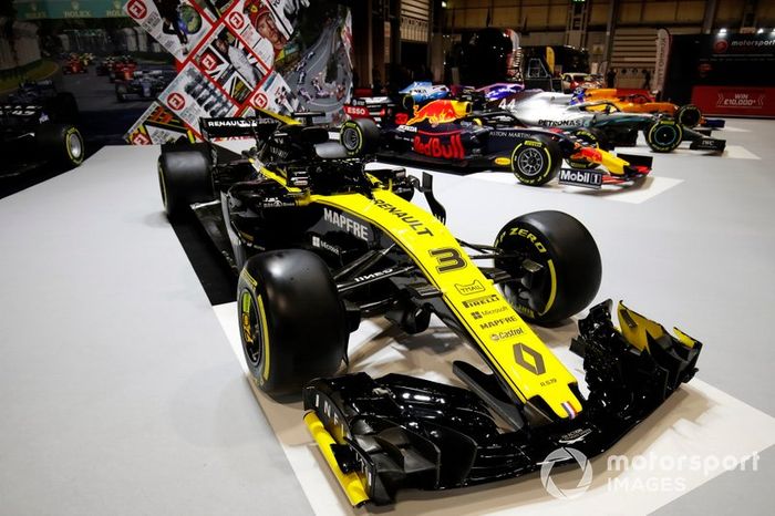Un Renault R.S.19 en el stand de F1 Racing