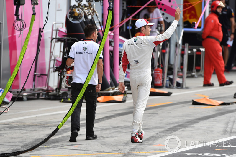 Charles Leclerc, Sauber walks in after Q1