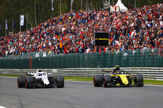 Carlos Sainz Jr., Renault Sport F1 Team R.S. 18, en lutte avec Lance Stroll, Williams FW41