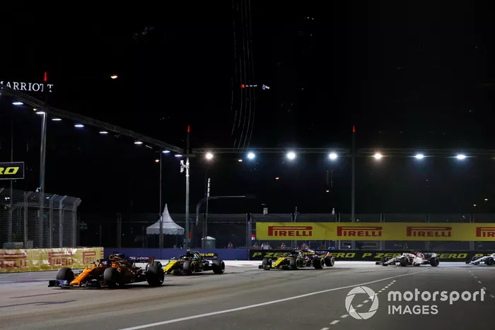 Fernando Alonso, McLaren MCL33, Carlos Sainz Jr., Renault Sport F1 Team R.S. 18, y Nico Hulkenberg, Renault Sport F1 Team R.S. 18